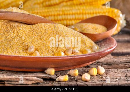 Polenta de gruau de maïs dans un bol en bois sur une ancienne table en bois. Détox et un régime antioxydant. Le concept de saine alimentation et de mode de vie. Banque D'Images