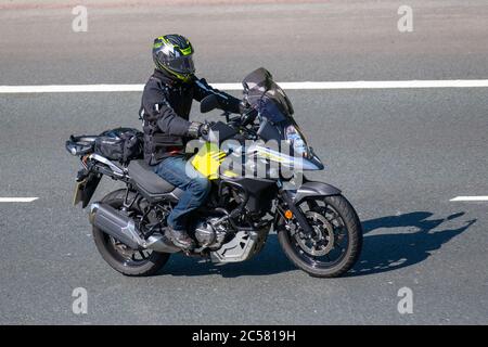 2017 Suzuki V-Strom 650 ; vélo de sport ; pilote de moto ; transport à deux roues, motos, véhicule, routes, motos, cyclistes motorisés à Chorley, Royaume-Uni Banque D'Images