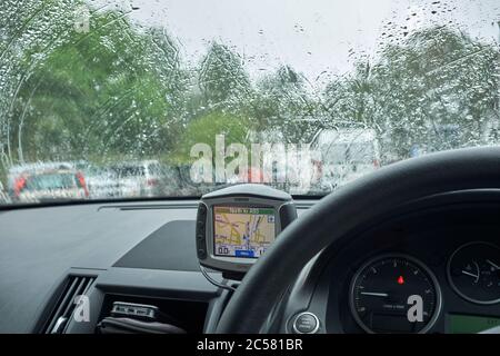 Mise à l'abri dans la voiture pendant une lourde descente en juillet dans le centre de Braemar Banque D'Images