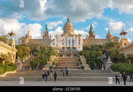 BARCELONE, ESPAGNE - 3 MARS 2020 : le Palais Real de la Plaza Espana à la lumière du soir. Banque D'Images