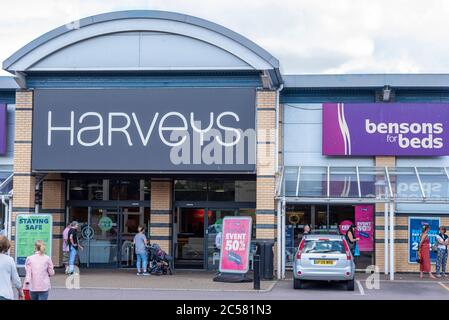 Airport Retail Park, Southend on Sea, Essex, Royaume-Uni. 1er juillet 2020. La chaîne de meubles Harveys a fait appel aux administrateurs en raison de la baisse des ventes, principalement imputée au blocage pandémique du coronavirus COVID-19. Le magasin de l'aéroport Retail Park, situé à côté de l'aéroport Southend de Londres, est ouvert aux clients qui font la queue pour entrer et comprend un comptoir Bensons for Beds Banque D'Images