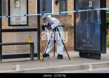 Essex, Royaume-Uni. 1er juillet 2020. Trois hommes ont été arrêtés pour des soupçons de tentative de meurtre à South Ockendon après qu'un homme ait été attaqué avec un « gros couteau » tôt ce matin. On peut voir des quantités considérables de sang à l'entrée d'une propriété, à un arrêt de bus et aux murs voisins. Ricci Fothergill/Alay Live News Banque D'Images