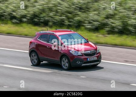 2014 Vauxhall Mokka 4X4 Red car Diesel en voiture sur l'autoroute M6 près de Preston à Lancashire, Royaume-Uni Banque D'Images