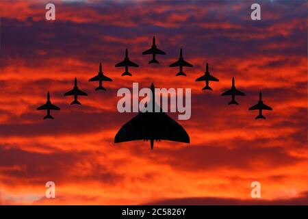 Avro Vulcan XH558 en formation avec l'équipe de RAF Red Arrows. Banque D'Images