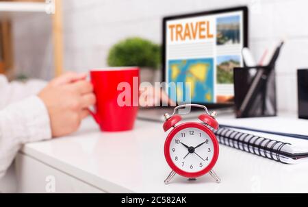 Temps de déplacement. Femme lisant le blog touristique sur ordinateur portable dans le bureau Banque D'Images