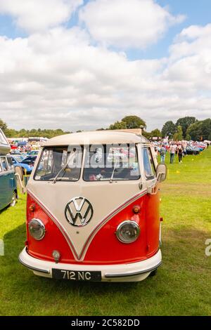 Fourgonnette Volkswagen Camper à écran divisé deux tons vintage Banque D'Images