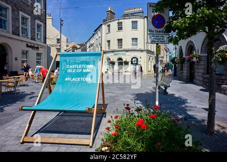 Chaise longue géante sur la place Castletown, île de Man Banque D'Images