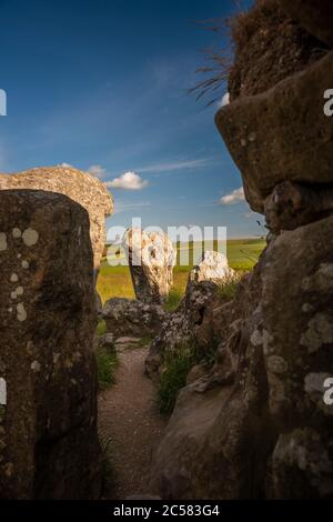 La piste de West Kennett long Barrow tombeau néolithique chamberé près d'Avebury, Wiltshire, Royaume-Uni Banque D'Images