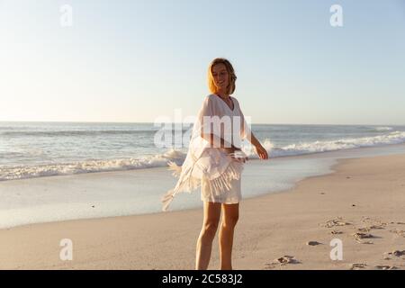 Belle femme jouissant sur la plage Banque D'Images