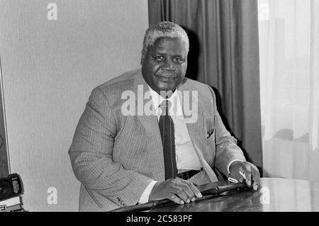 Le vice-président du Zimbabwe Joshua Nkomo arrive à l'aéroport de Londres Heathrow en avril 1984. Banque D'Images