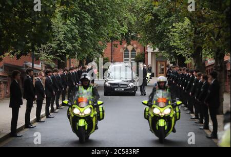 Le cortège funéraire de Noah Donohoe quitte le Collège Saint MalachyÕs à Belfast où l'adolescent est allé à l'école, après son service funéraire privé à l'église Saint Patrick. Banque D'Images