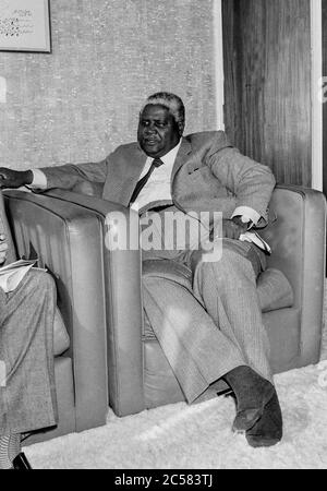 Le vice-président du Zimbabwe Joshua Nkomo arrive à l'aéroport de Londres Heathrow en avril 1984. Banque D'Images