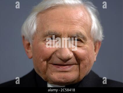 Passau, Allemagne. 24 octobre 2005. Georg Ratzinger participe à une discussion sur le thème "le Pape Benoît XVI - l'Eglise en mouvement? L'ancienne cathédrale de Regensburg Kapellmeister, chef du Regensburger Domspatzen, et frère du Pape Benoît XVI émérite est mort. Crédit : Armin Weigel/dpa/Alay Live News Banque D'Images