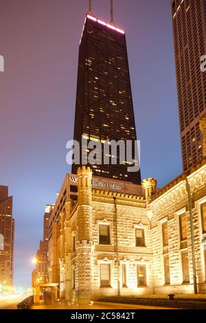 Chicago, Illinois, États-Unis - Cityscape of John Hancock Building et Water Tower place à Michigan Avenue. Banque D'Images