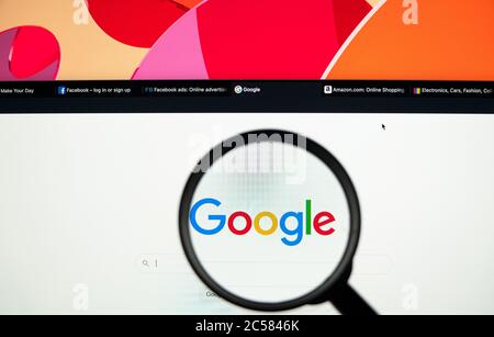 Sankt-Petersburg, Russie, 16 juin 2020: Icône de l'application de recherche Google sur l'écran de l'Apple iMac gros plan sous la loupe. Icône de l'application Google. Banque D'Images