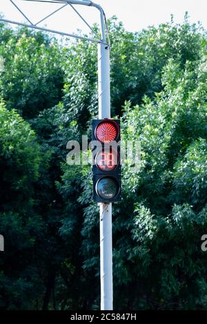 Un feu rouge. Feu de rue avec chronomètre pour les conducteurs et les piétons. Un feu de circulation avec un chronomètre. Panneau de signalisation. Banque D'Images