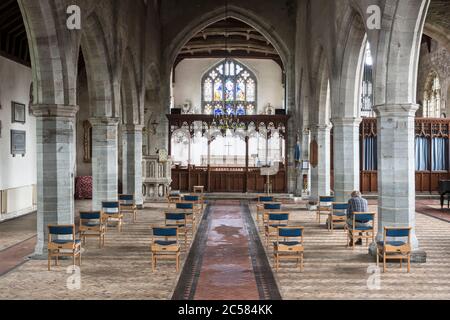 Nouvelles dispositions pour des sièges socialement éloignés à l'église St Andrew, Presteigne, Powys, Royaume-Uni. L'église accueille normalement près de deux cents personnes Banque D'Images