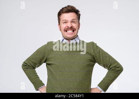 homme avec une expression heureuse surprise avec un large sourire Banque D'Images