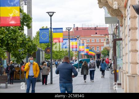 Cluj-Napoca , Roumanie - Mai 28 2020: Les gens marchant dans les rues du centre de Cluj. Banque D'Images