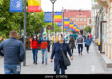 Cluj-Napoca , Roumanie - Mai 28 2020: Les gens marchant dans les rues du centre de Cluj. Banque D'Images