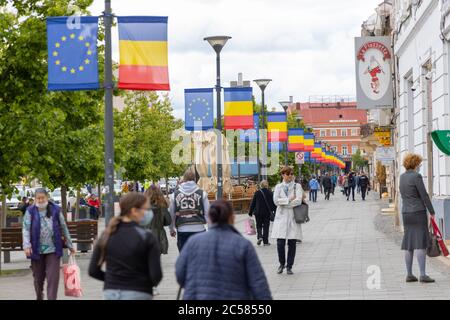 Cluj-Napoca , Roumanie - Mai 28 2020: Les gens marchant dans les rues du centre de Cluj. Banque D'Images