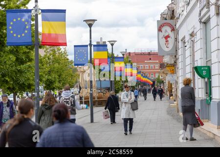 Cluj-Napoca , Roumanie - Mai 28 2020: Les gens marchant dans les rues du centre de Cluj. Banque D'Images