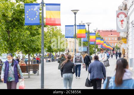 Cluj-Napoca , Roumanie - Mai 28 2020: Les gens marchant dans les rues du centre de Cluj. Banque D'Images