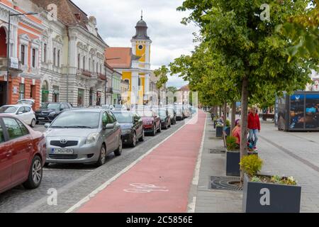 Cluj-Napoca , Roumanie - Mai 28 2020: Les gens marchant dans les rues du centre de Cluj. Banque D'Images