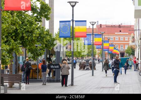 Cluj-Napoca , Roumanie - Mai 28 2020: Les gens marchant dans les rues du centre de Cluj. Banque D'Images