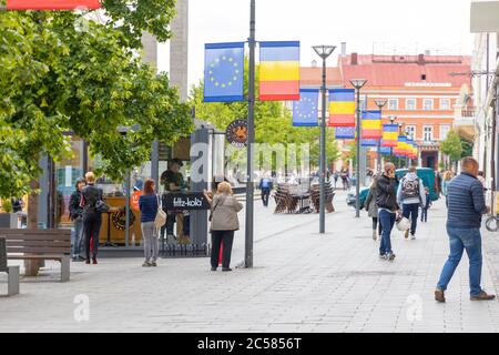 Cluj-Napoca , Roumanie - Mai 28 2020: Les gens marchant dans les rues du centre de Cluj. Banque D'Images