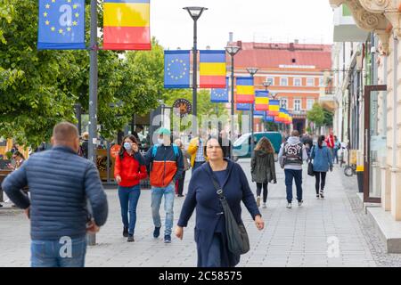 Cluj-Napoca , Roumanie - Mai 28 2020: Les gens marchant dans les rues du centre de Cluj. Banque D'Images