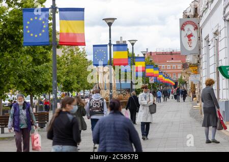 Cluj-Napoca , Roumanie - Mai 28 2020: Les gens marchant dans les rues du centre de Cluj. Banque D'Images