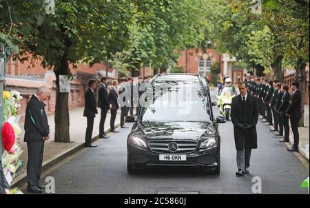 Le cortège funéraire de Noah Donohoe quitte le Saint Malachy's College à Belfast, où l'adolescent est allé à l'école, où il s'est mis en pause un court moment flanqué de ses camarades de classe après son service funéraire privé à l'église Saint Patrick. Banque D'Images