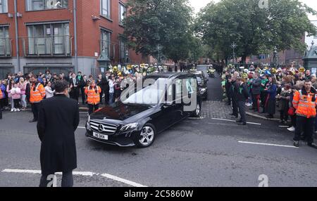 Le cortège funéraire de Noah Donohoe, 14 ans, quitte son école, le collège St Malachy à Belfast, où il s'est mis en pause pendant un court moment flanqué de ses camarades de classe, après son service funéraire privé à l'église Saint Patrick. Banque D'Images