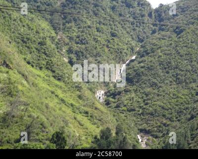 Superbes montagnes à Banos et la célèbre « maison des arbres ». Casa de Arbol, Equateur Banque D'Images