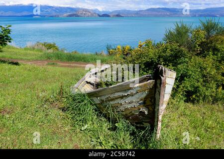 Vieux canoë en bois près du lac général Carrera, Puerto Río Tranquilo, Carretera Austral, région d'Aysen, Patagonie, Chili Banque D'Images