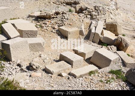 Blocs de pierre coupés dans l'ancienne carrière de pierre sur la côte dans le Parc National des Clanques Cassis Provence France Banque D'Images