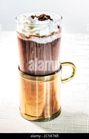 Encore la vie du chocolat chaud fait maison dans une tasse décorative en cuivre, laiton et verre, USA Banque D'Images
