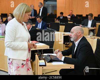 Wiesbaden, Allemagne. 30 juin 2020. Les deux chefs de faction, Nancy Faeser (SPD) et René Rock (FDP), prendront part à la session plénière du Parlement de l'État de Hesse. Il y a un conflit entre la coalition noir-vert et l'opposition sur les avoirs spéciaux de Corona. Crédit : Arne Dedert/dpa/Alay Live News Banque D'Images