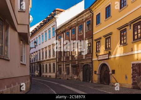 Sopron, Hongrie - octobre 2018: Rue étroite avec maisons anciennes dans la vieille ville de Sopron, Hongrie Banque D'Images