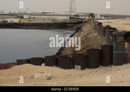 Lac d'évaporation d'huile pour décharge industrielle d'huile lac d'évaporation, décharge d'huile Banque D'Images