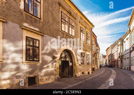 Sopron, Hongrie - octobre 2018: Rue étroite avec maisons anciennes dans la vieille ville de Sopron, Hongrie Banque D'Images