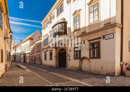 Sopron, Hongrie - octobre 2018: Rue étroite avec maisons anciennes dans la vieille ville de Sopron, Hongrie Banque D'Images