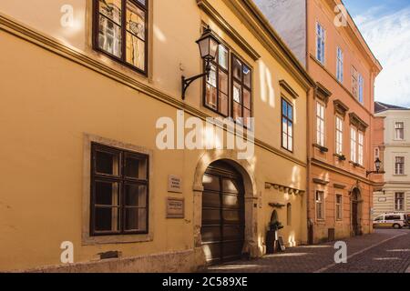 Sopron, Hongrie - octobre 2018: Rue étroite avec maisons anciennes dans la vieille ville de Sopron, Hongrie Banque D'Images