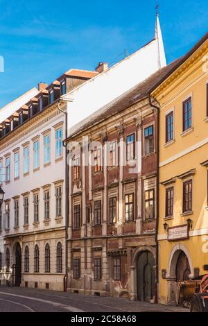 Sopron, Hongrie - octobre 2018: Rue étroite avec maisons anciennes dans la vieille ville de Sopron, Hongrie Banque D'Images