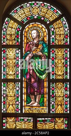 BARCELONE, ESPAGNE - 5 MARS 2020 : le Saint Matthieu l'évangéliste sur le vitrail de l'église Santuario Maria Auxiliadora i Sant Josep. Banque D'Images