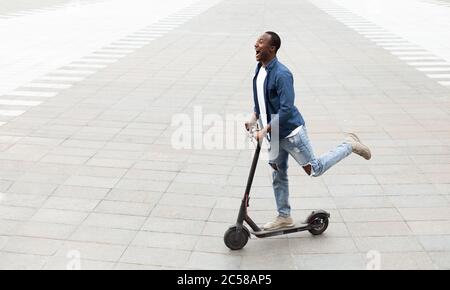 Homme ayant une agréable promenade sur le scooter électrique de coup Banque D'Images