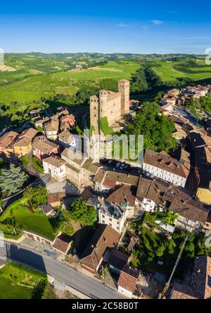 Vue aérienne de la ville médiévale de Serralunga d'Alba et de son château. Serralunga d'Alba, Langhe, Piémont, Italie, Europe. Banque D'Images