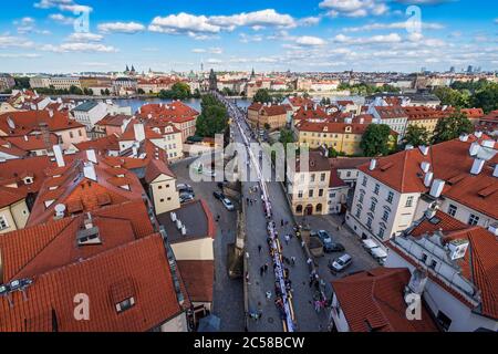 Des milliers de personnes se sont assises à une table de 500 mètres de long sur le pont Charles de Prague, où elles partageait nourriture et boissons de leur domicile Banque D'Images