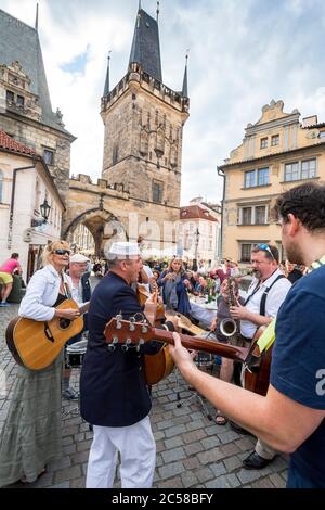 Des milliers de personnes se sont assises à une table de 500 mètres de long sur le pont Charles de Prague, où elles partageait nourriture et boissons de leur domicile Banque D'Images